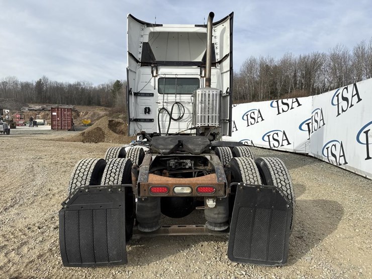 2011-volvo-10-image-4