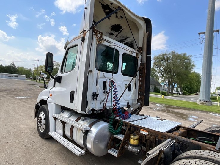 2016-freightliner-ca125-day-cab-image-17