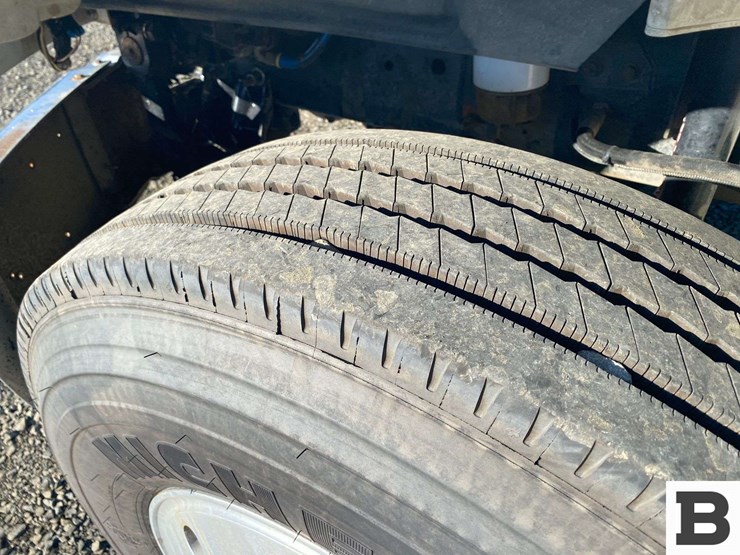 2002-freightliner-fl70-image-11