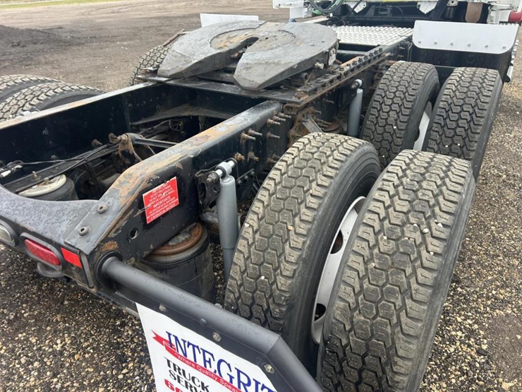 #1676-•-2015-volvo-vnl-day-cab-truck-tractor-image-18