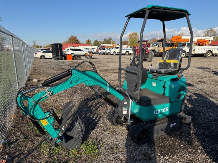 cfg-qk16r-mini-excavator-w/-hydraulic-thumb-image-1