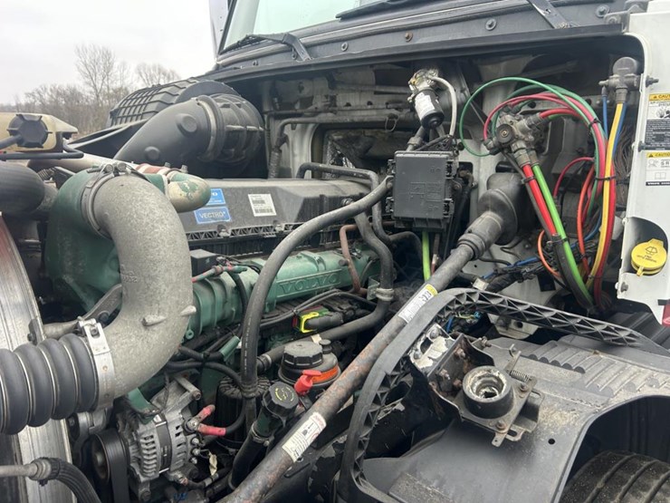 #1676-•-2015-volvo-vnl-day-cab-truck-tractor-image-46