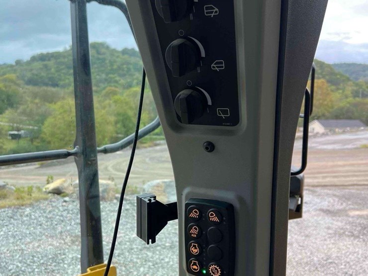 2022-caterpillar-d7-image-13