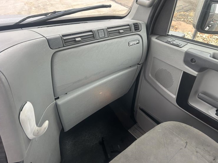 #1675-•-2016-freightliner-harrison-glider-kit-day-cab-truc-image-70