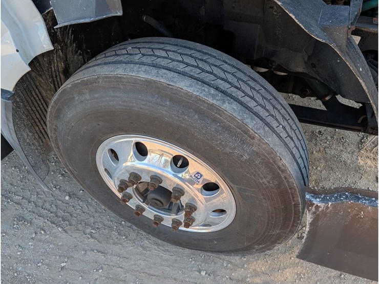 2014-volvo-vnl-day-cab-image-15