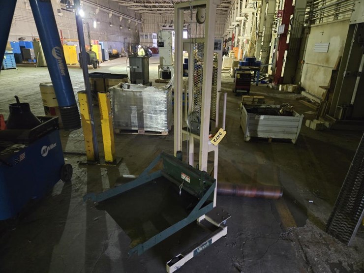 #3472-•-beech-sqd3266l-manual-breaker-lift-truck-image-1