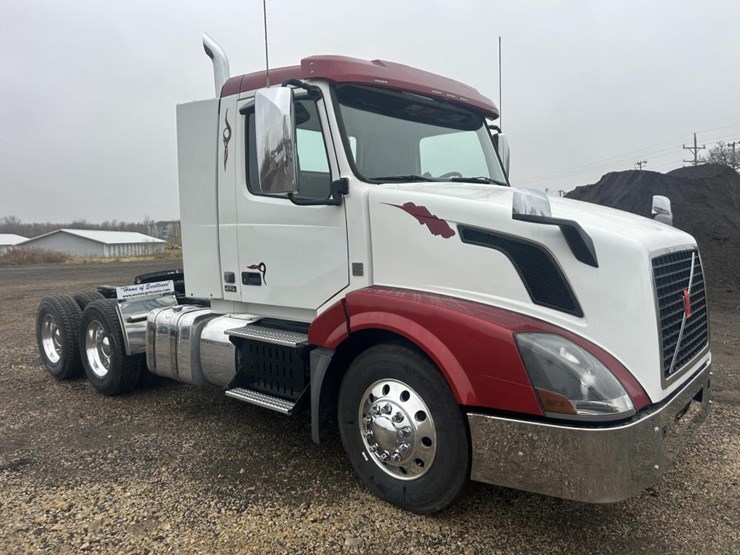 #1676-•-2015-volvo-vnl-day-cab-truck-tractor-image-7