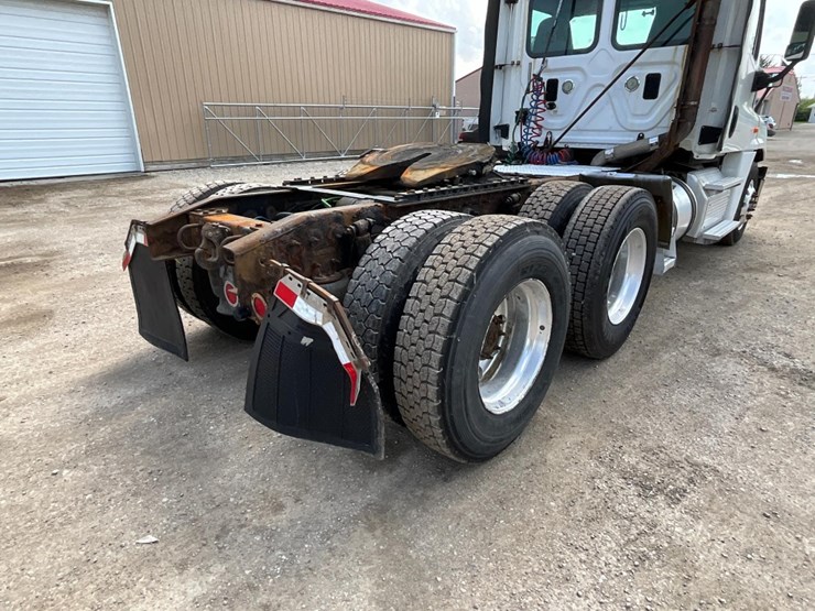 2016-freightliner-ca125-day-cab-image-13