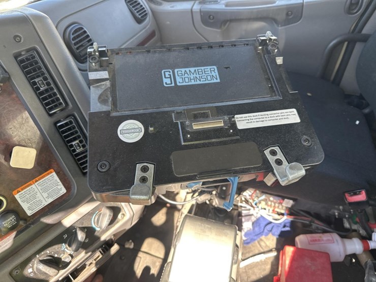 2013-freightliner-m2-106-image-45