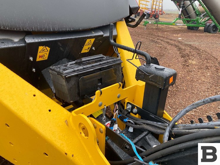 new-holland-340-image-9