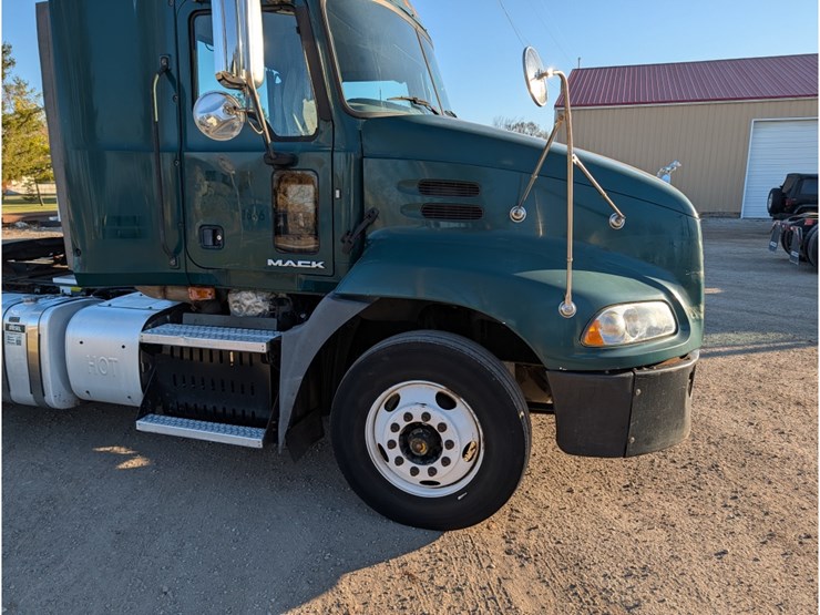 2013-mack-cxu612-day-cab-image-4