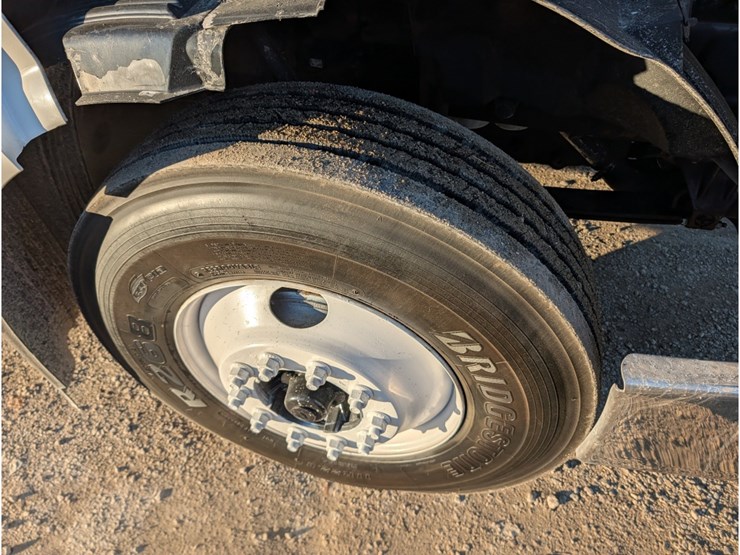 2015-volvo-vnl-day-cab-image-14