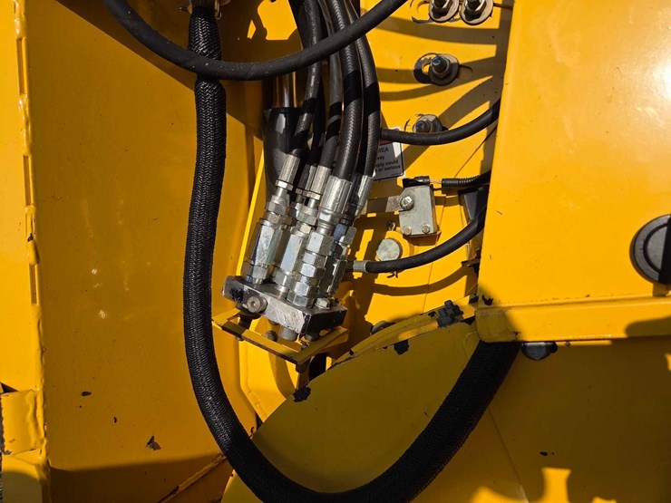 2010-new-holland-cr9065-image-8