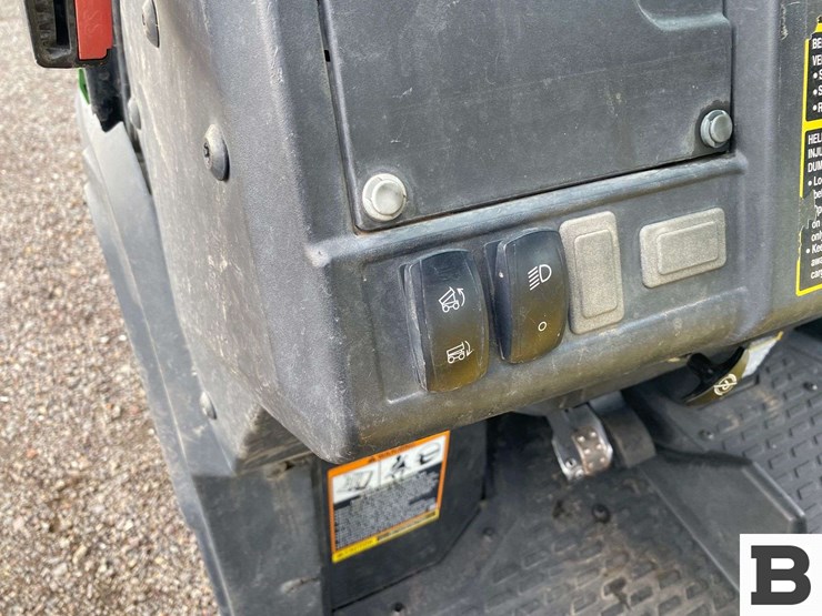 john-deere-835e-image-23