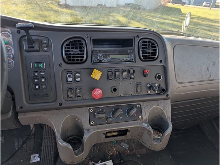 2016-freightliner-m2-day-cab-image-22