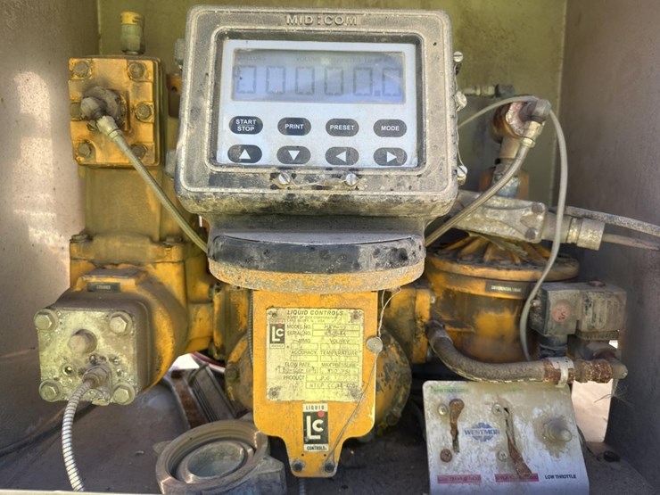 2013-freightliner-m2-106-image-26