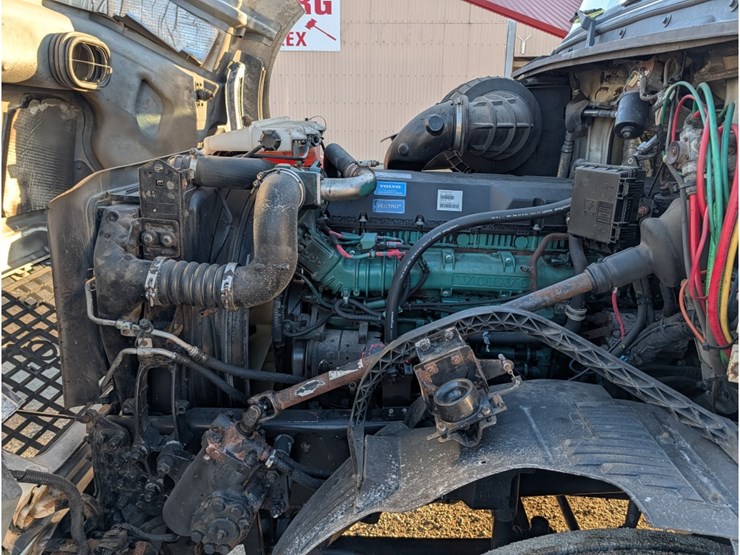 2015-volvo-vnl-day-cab-image-17