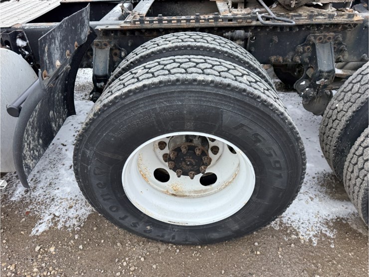 2011-volvo-vnl-day-cab-image-10