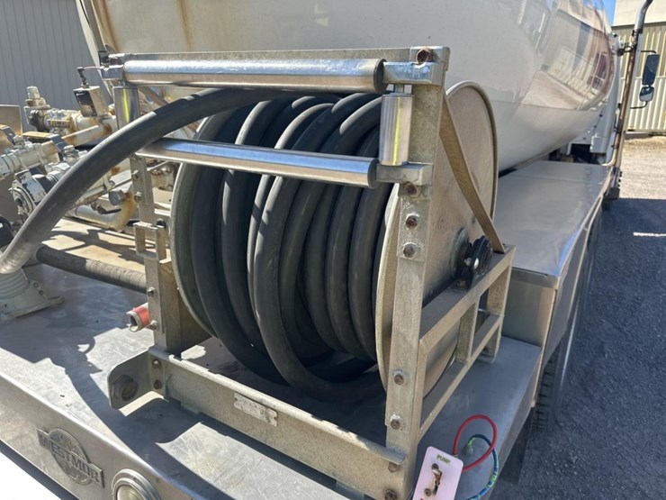 2013-freightliner-m2-106-image-21