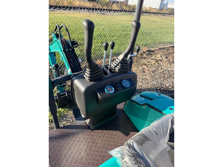 cfg-qk16r-mini-excavator-w/-hydraulic-thumb-image-8