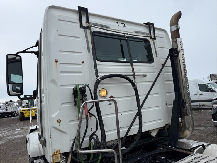 2011-volvo-vnl-day-cab-image-9