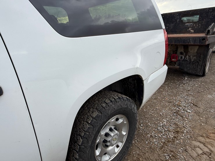 2012-chevrolet-suburban-image-15