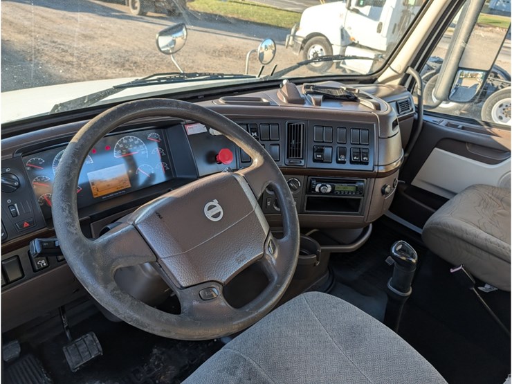 2014-volvo-vnl-day-cab-image-24