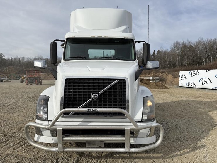 2011-volvo-10-image-8