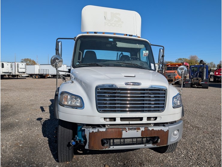 2016-freightliner-m2-day-cab-image-2