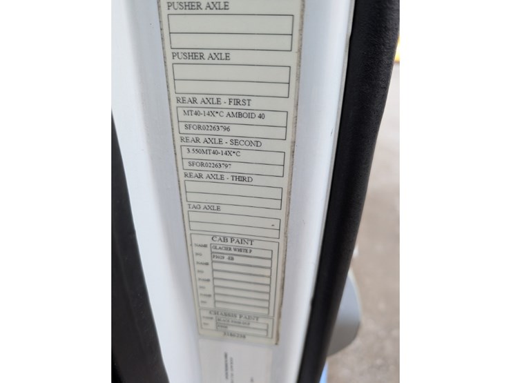 2014-volvo-vnl-day-cab-image-32