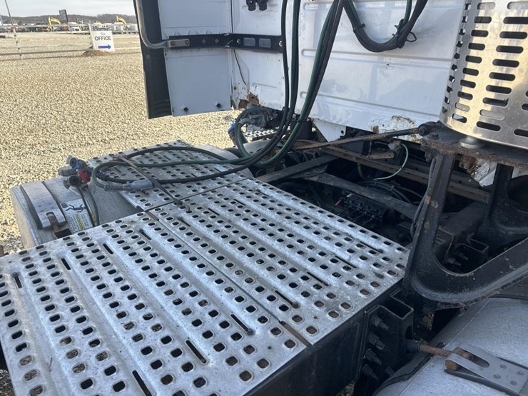 2011-volvo-10-image-18