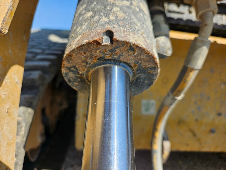 2023-caterpillar-299d3-image-77