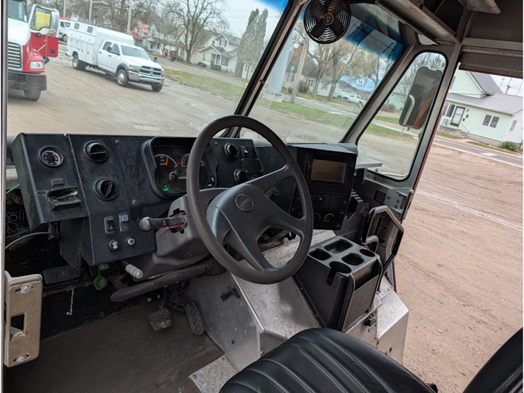 2017-freightliner-mt55-image-14