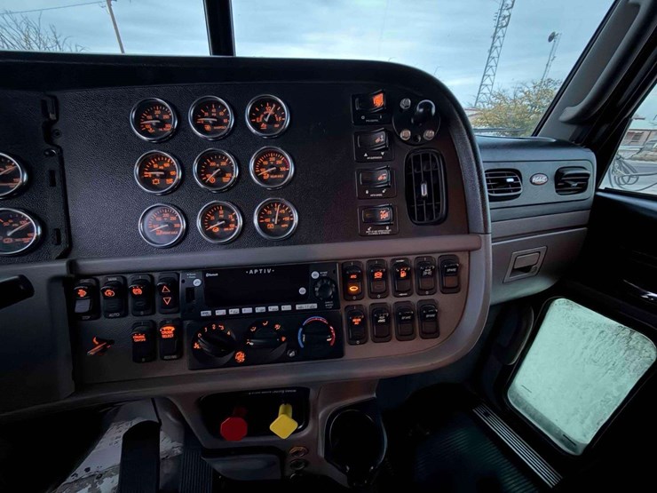 2015-peterbilt-389-image-8