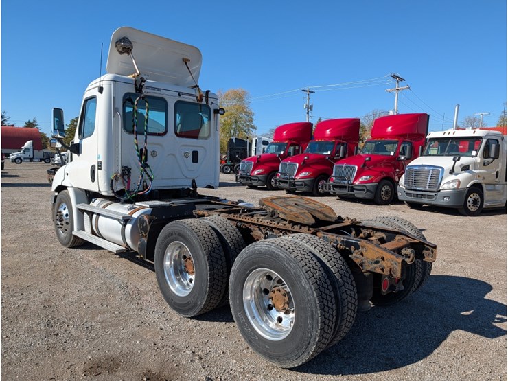 2013-freightliner-columbia-day-cab-image-10