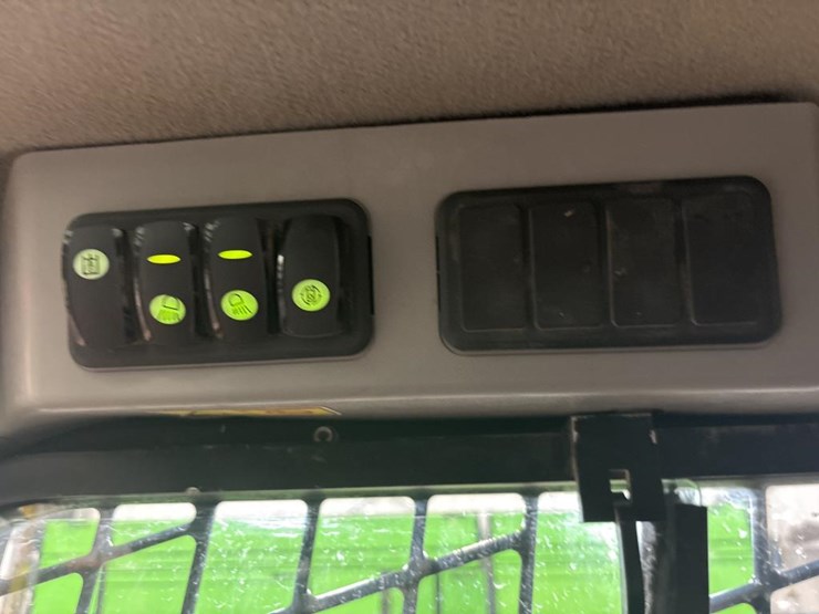 2018-caterpillar-228-image-41