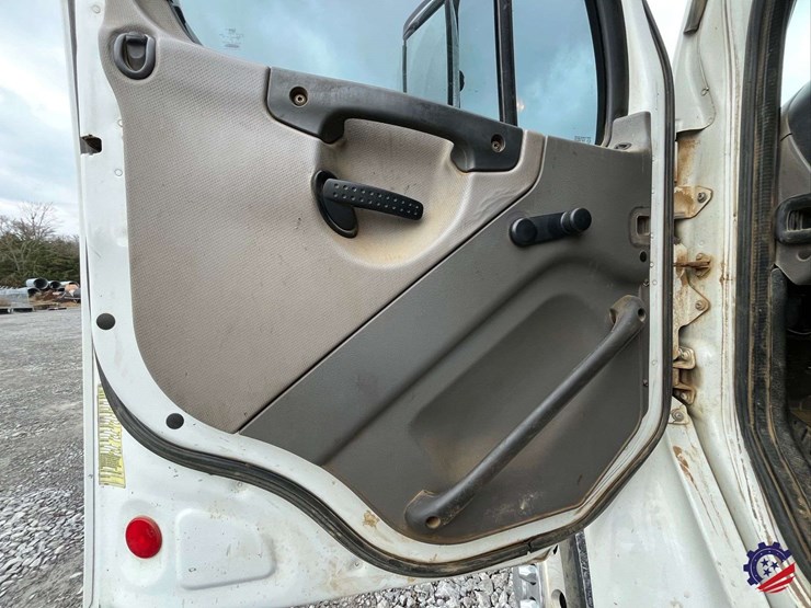 2013-freightliner-m2-s/a-cab-&-chassis-image-52