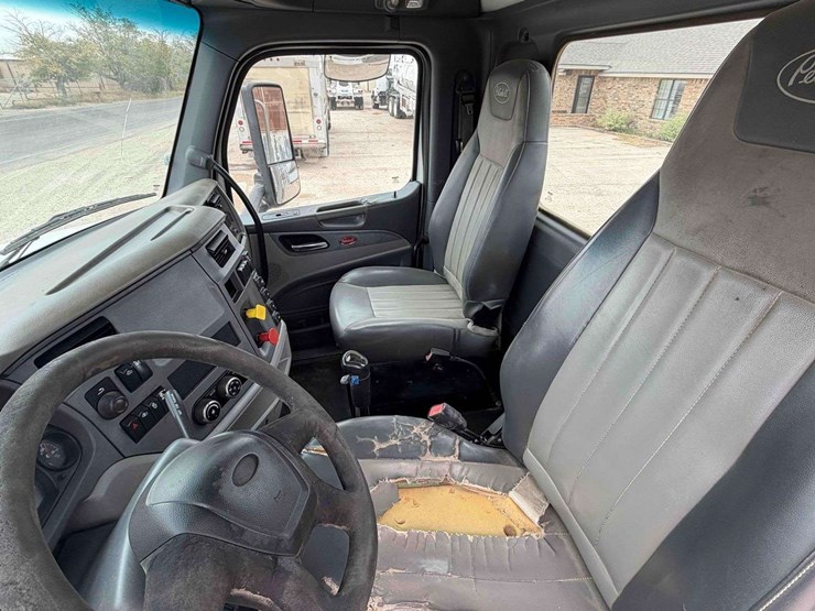 2015-peterbilt-567-image-6