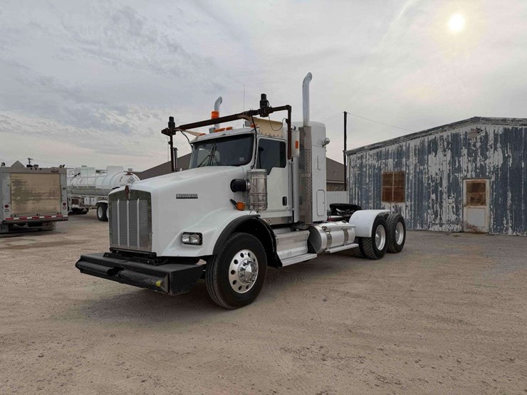 2012-kenworth-t800-image-1