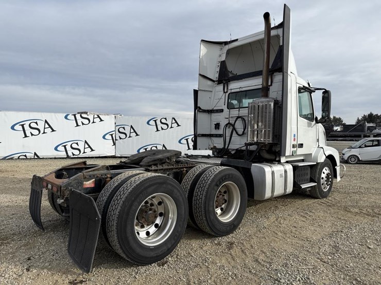 2011-volvo-10-image-5