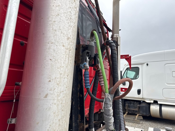 2011-volvo-10-image-46