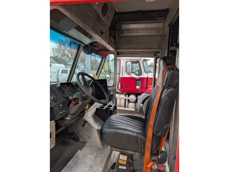 2016-freightliner-mt55-image-11