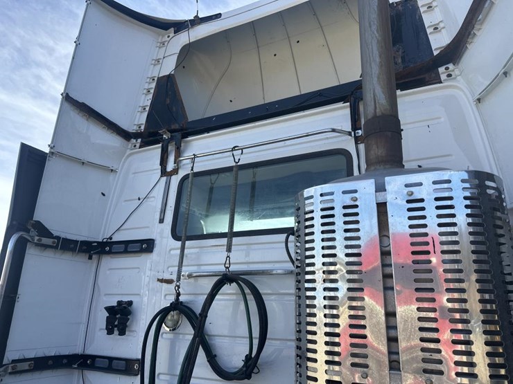 2011-volvo-10-image-17