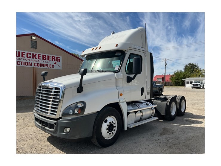 2014-freightliner-ca125-day-cab-image-1