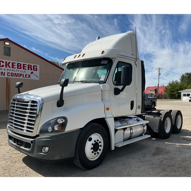 2014 Freightliner CA125 Day Cab