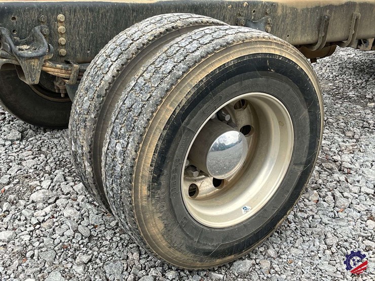 2013-freightliner-m2-s/a-cab-&-chassis-image-9