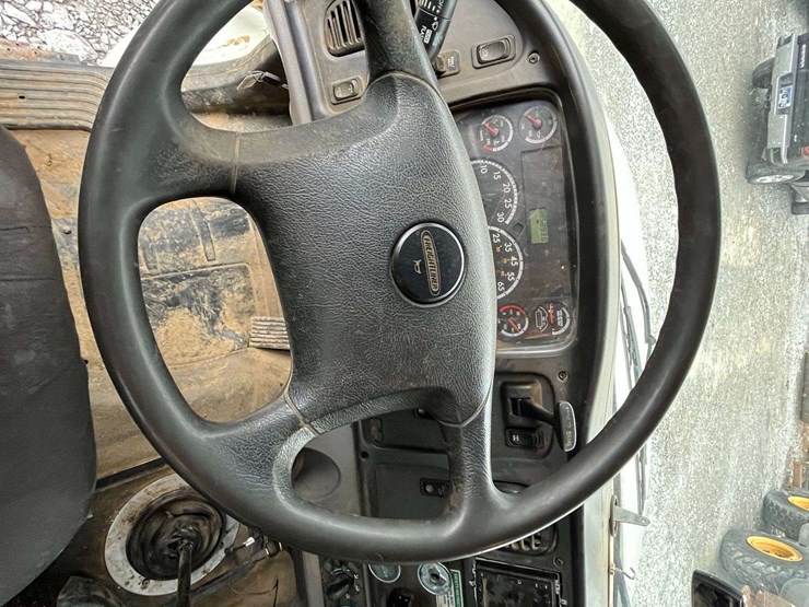 2013-freightliner-m2-s/a-cab-&-chassis-image-58