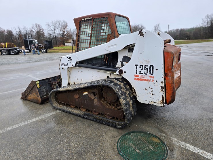 bobcat-t250-image-12