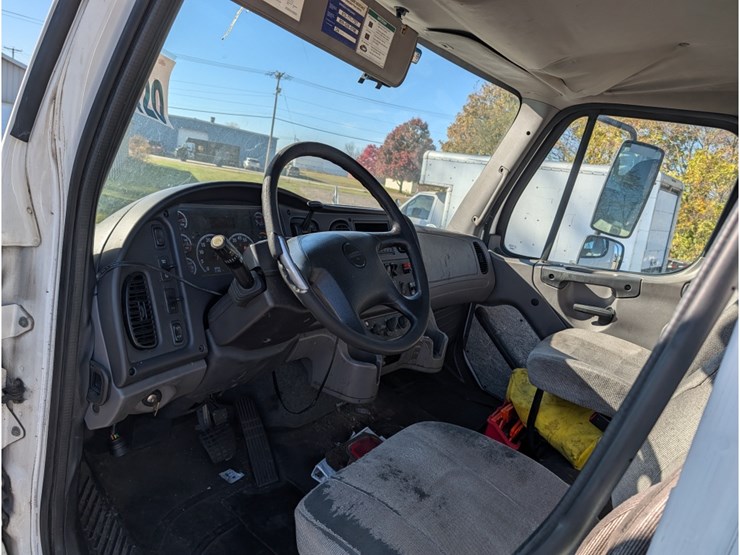 2016-freightliner-m2-day-cab-image-20