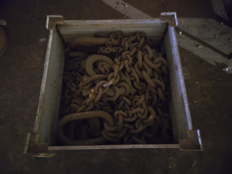 #3403-•-steel-crate-w/-misc.-heavy-duty-chains-image-5